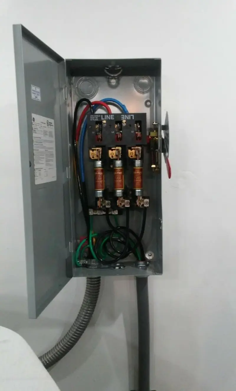 Three-phase disconnect switch installed for Smoke Detector Installation in Muscoy